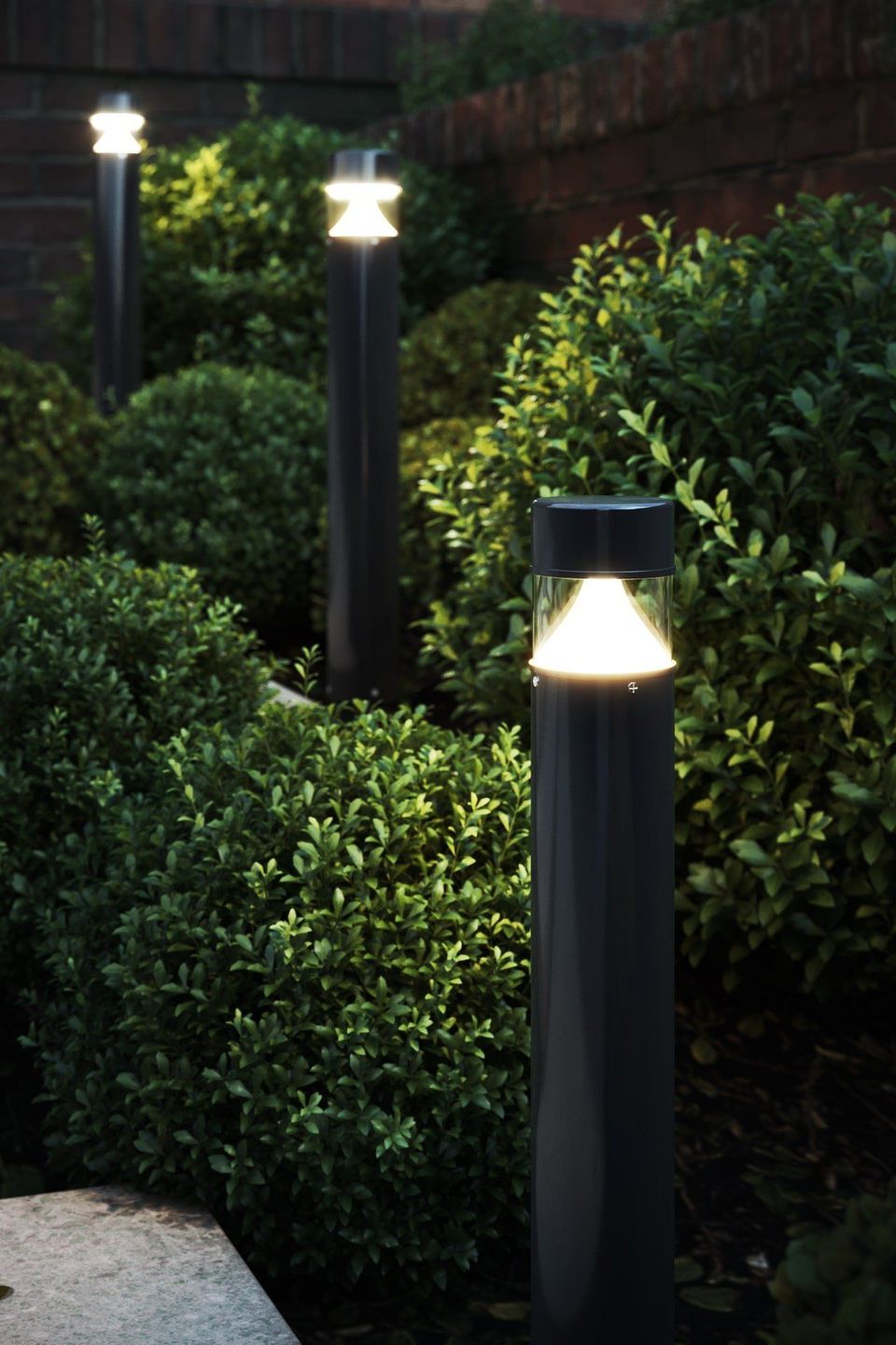 Photorealistic 3D rendering of outdoor lighting in a garden setting, showcasing realistic CGI visualization and 3D modeling techniques.