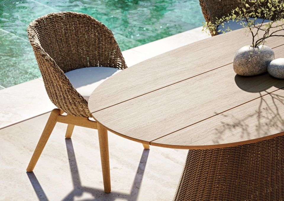 3D furniture visualization showcasing a wicker chair and table by a pool, highlighting realistic furniture rendering and 3D product modeling.