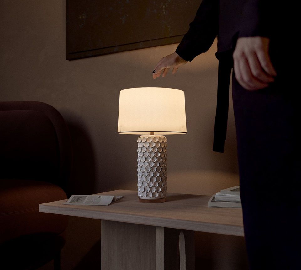 3D product rendering showcasing a modern lamp on a wooden table, highlighting photorealistic product rendering and 3D interior visualization.
