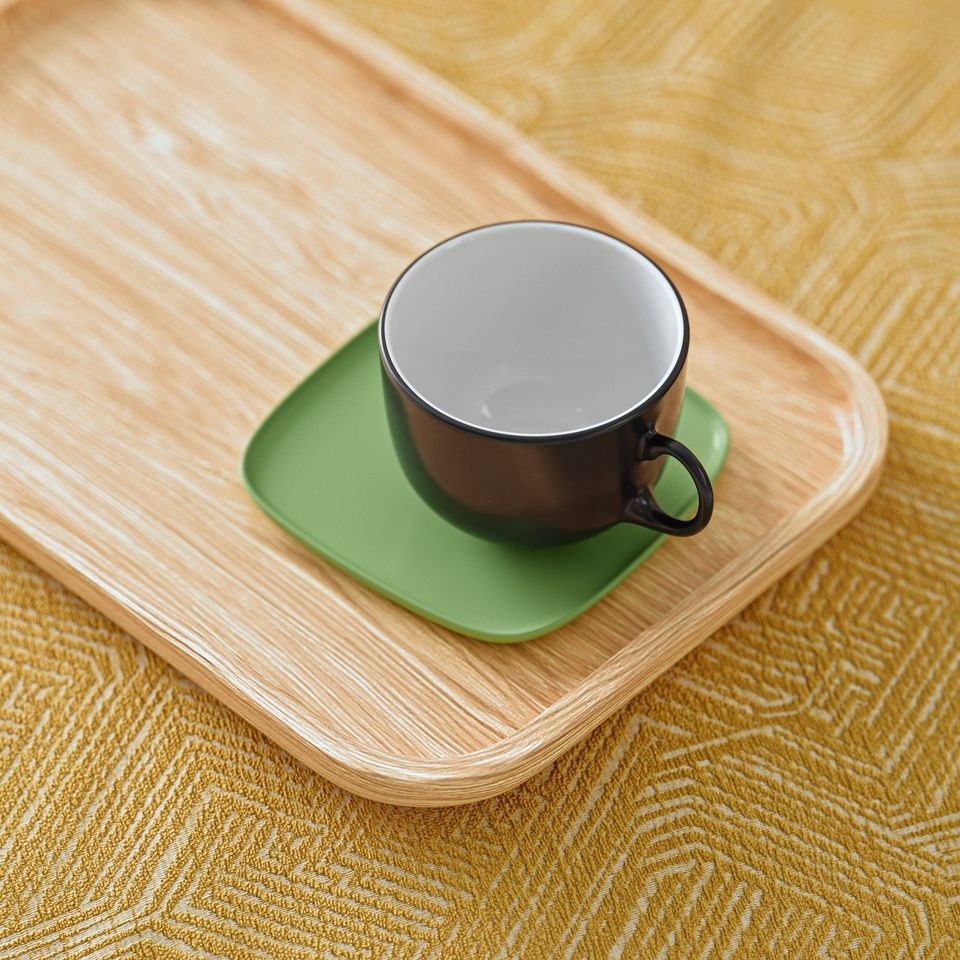 3D product visualization featuring a black cup on a green saucer placed on a wooden tray, showcasing photorealistic rendering and high-quality 3D modeling.